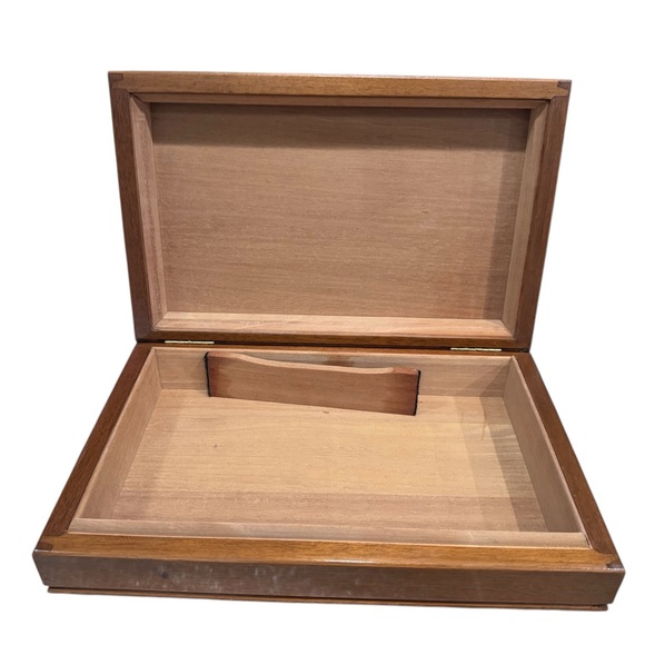 Vintage Cedar Wooden Cigar Box – Hinged Lid, Divider, Solid Wood Storage - Picture 2 of 4
